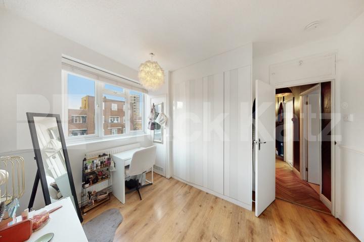A very generous top floor apartment & superbly located   Neckinger Enid street , London Bridge / Bermondsey  